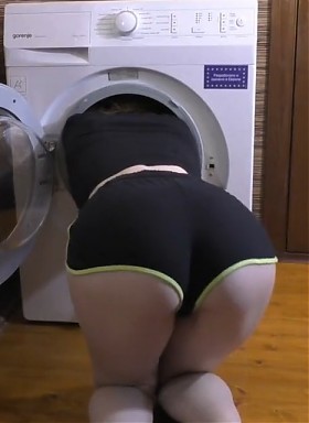 Трахнул раком девушку с красивой попкой, застрявшую в стиралке